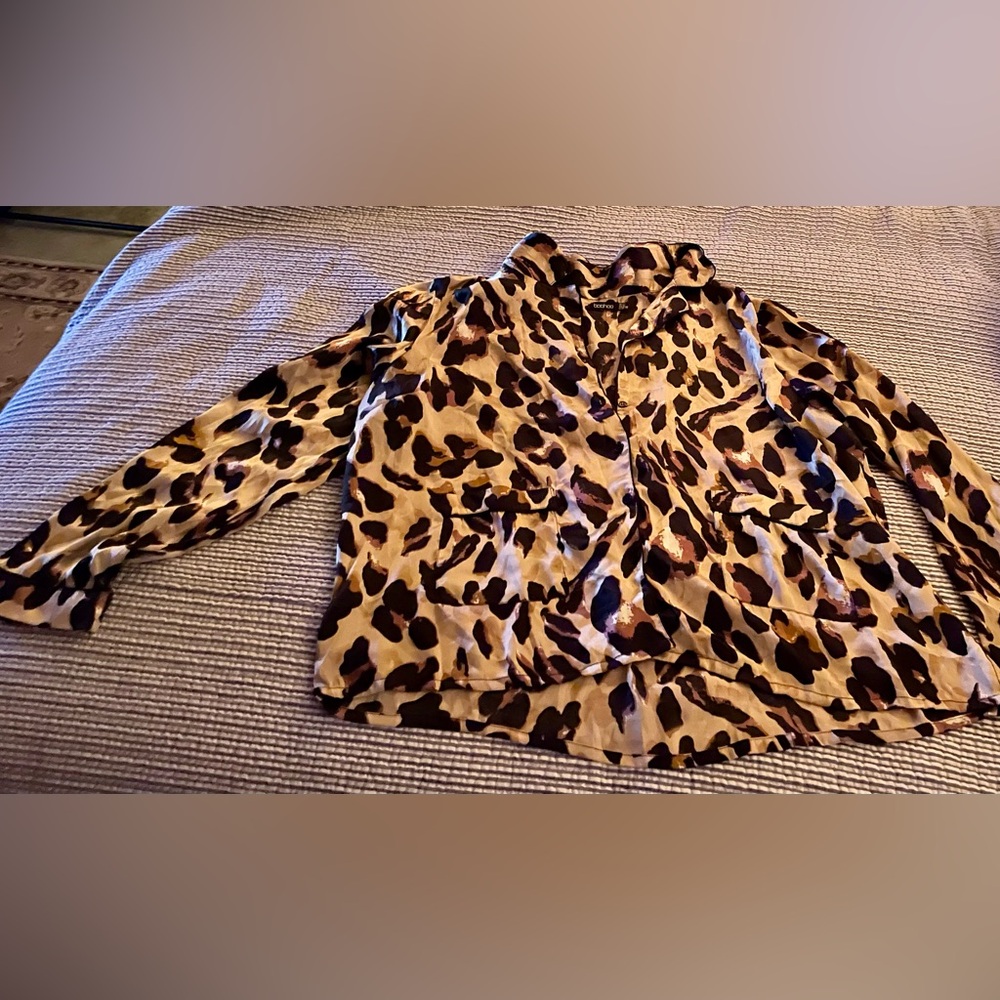 🐆 Boohoo Flowy Leopard Print Blouse 🐆